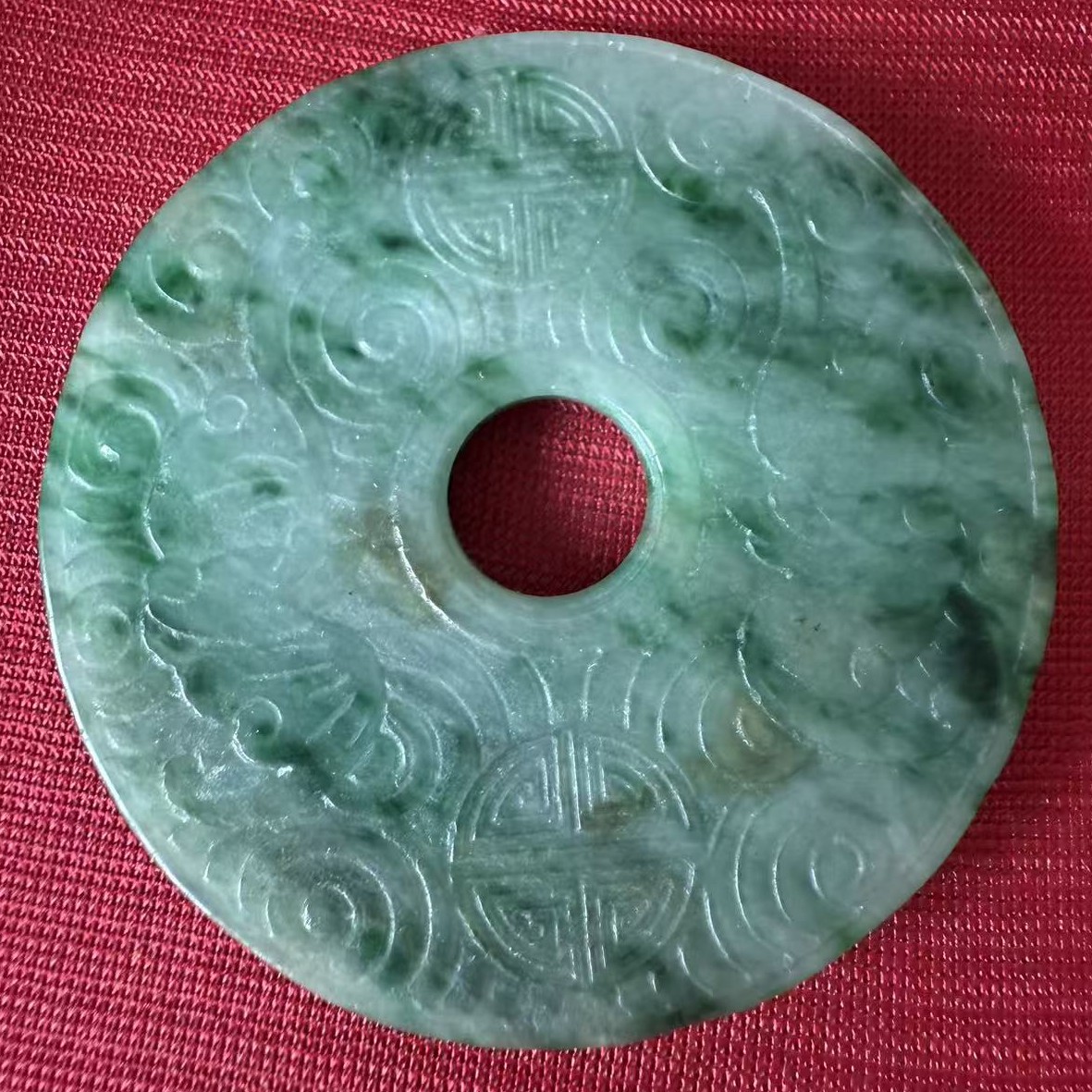 精品翡翠吊坠很漂亮