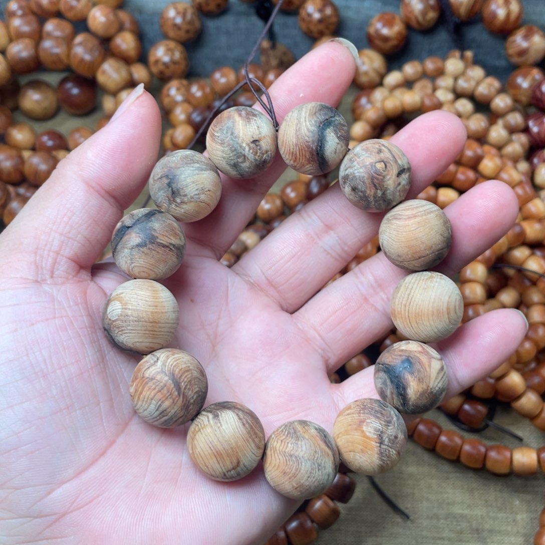 柏木（崖柏）无事牌1.8陈化碳化骨料瑕疵珠