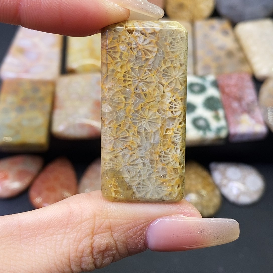 硅化玉颈饰合金花**贵