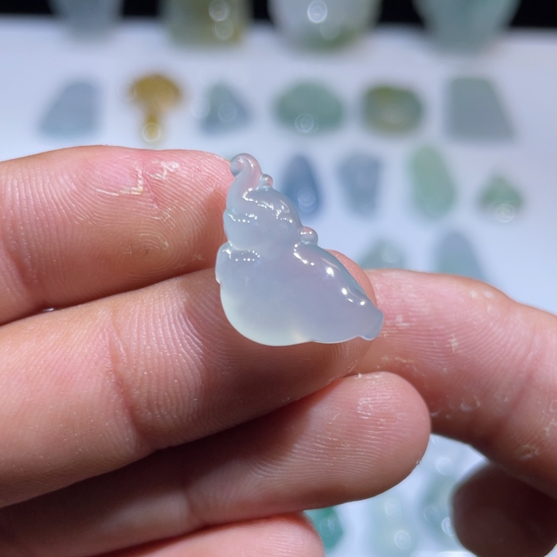 颈饰未镶嵌翡翠小飞象