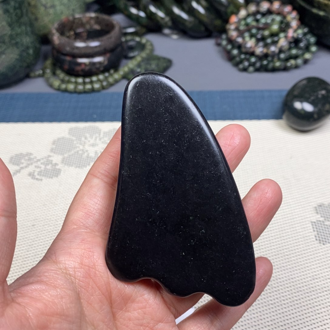 蛇纹石玉刮板未镶嵌黑包公，微矿点