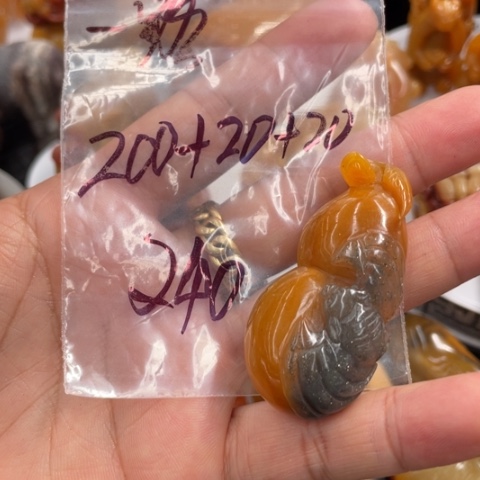 【闪购商品】石英质玉（黄龙玉）颈饰未镶嵌一**花