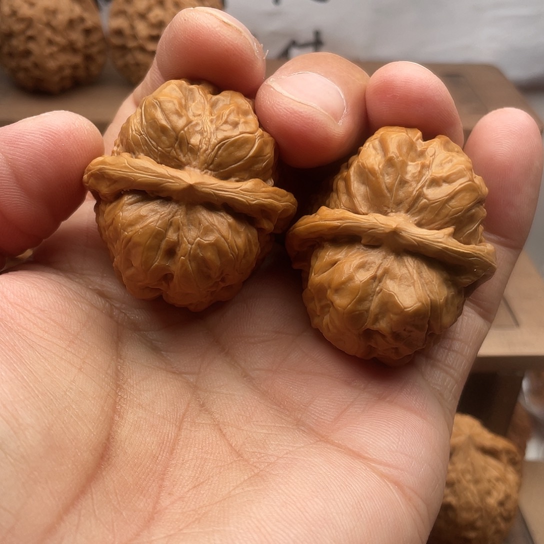 王****桃核吊坠南疆石哈摸天头