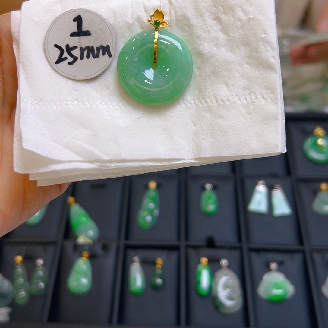 翡翠颈饰18K金镶嵌翡翠