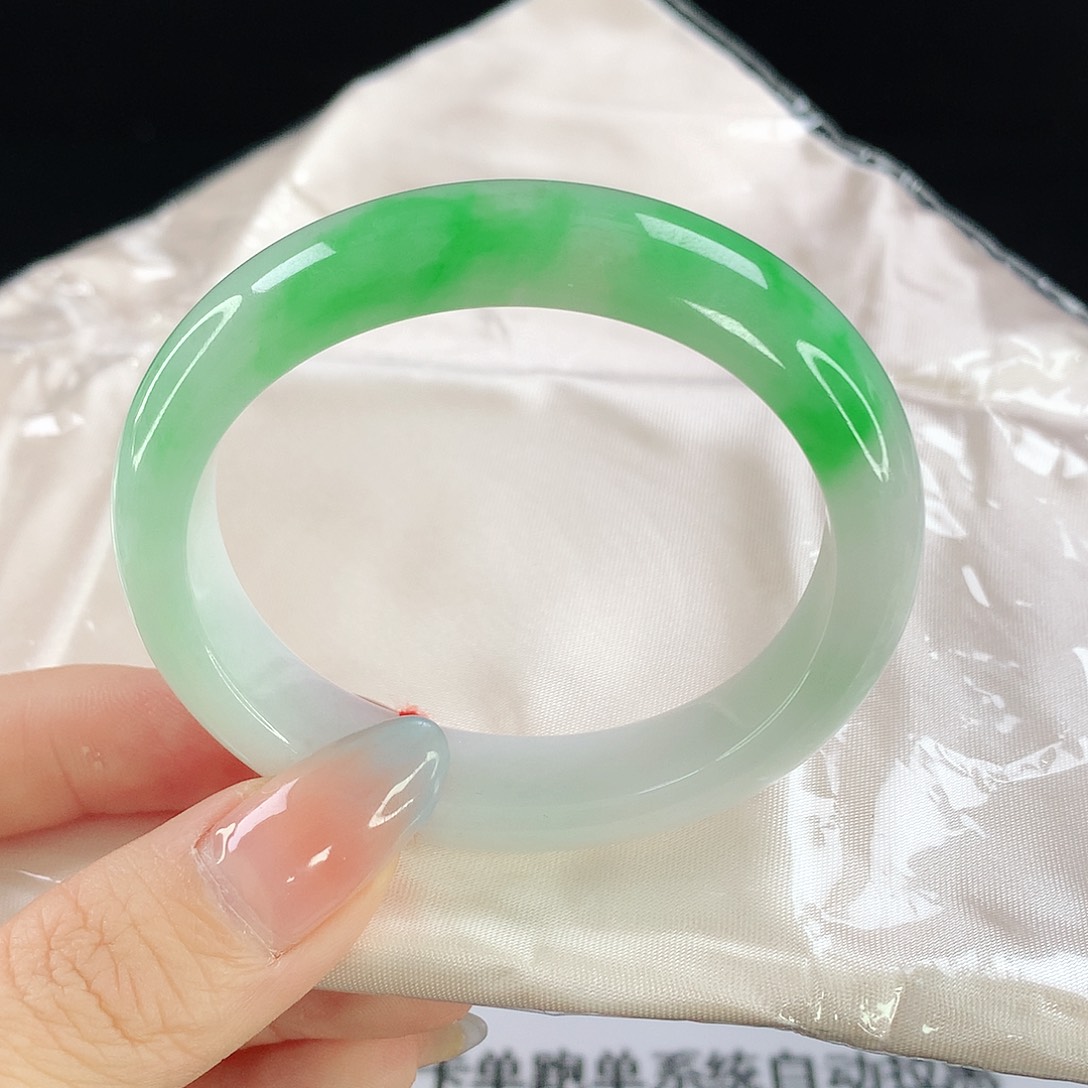 翡翠手镯未镶嵌50贵妃镯