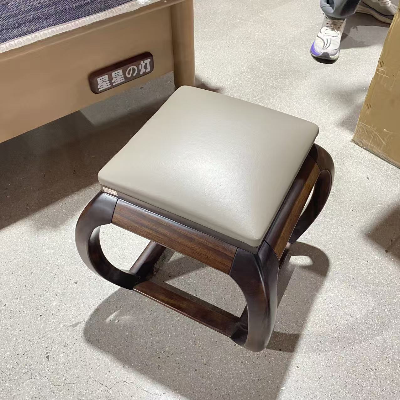 9502#42*42*42cm妆凳脚踏【不包安装】库存尾货（三楼）