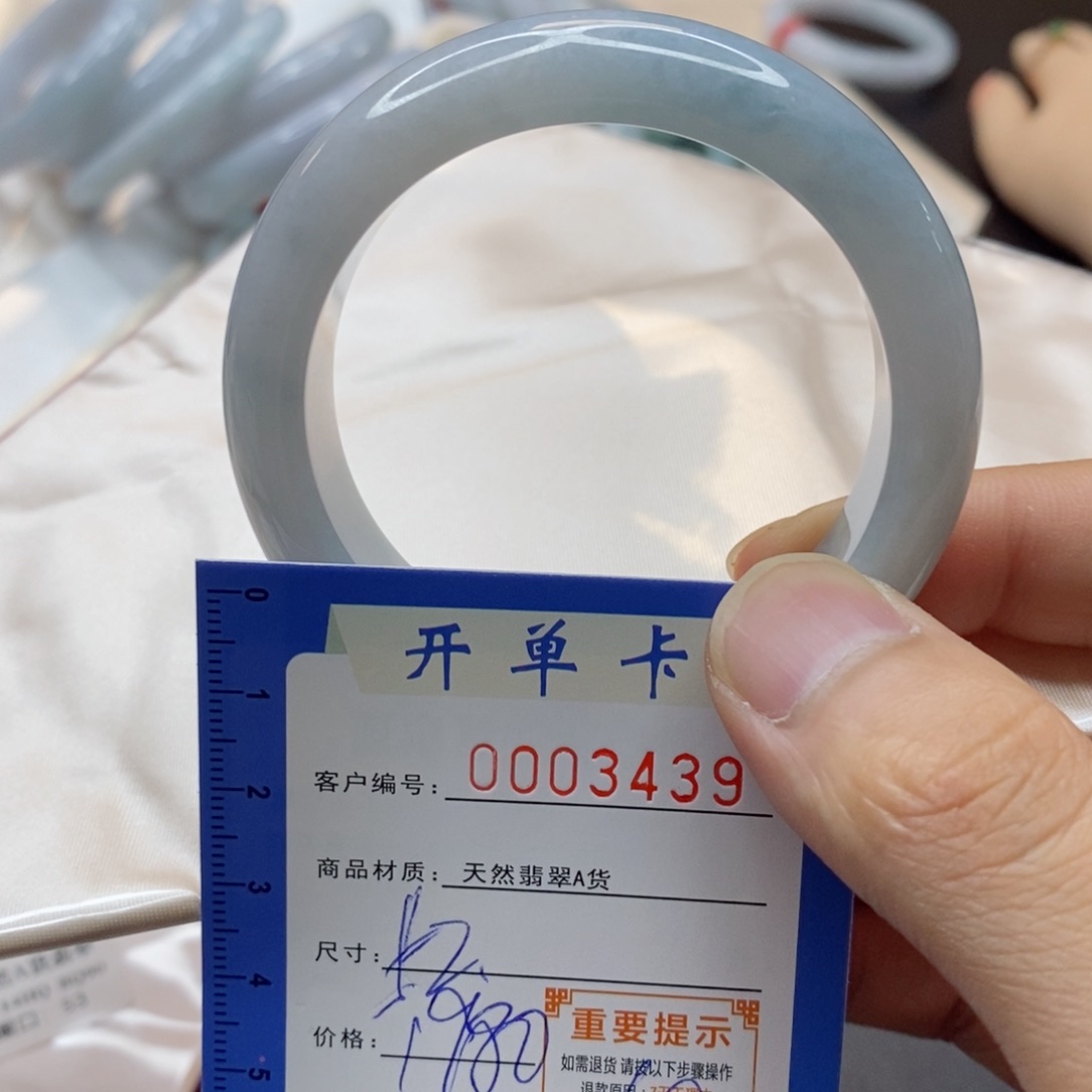 翡翠手镯未镶嵌翡翠