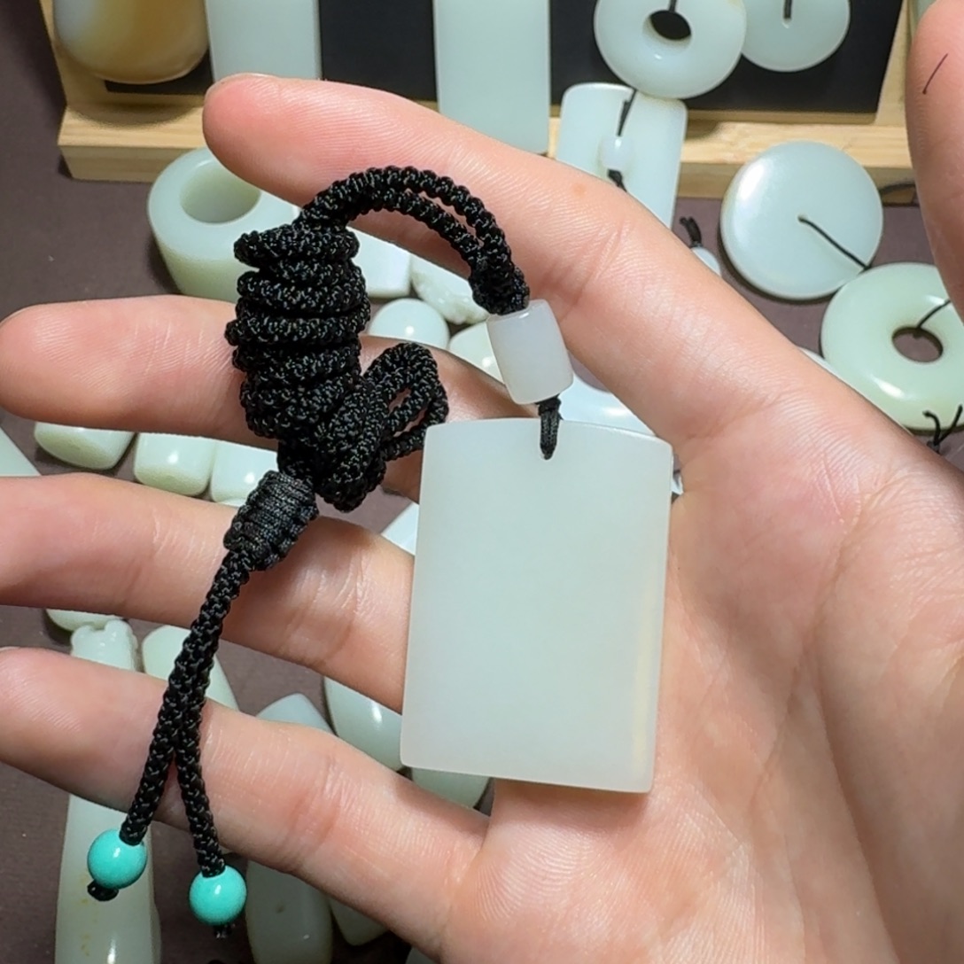 陆***果和田玉未镶嵌颈饰