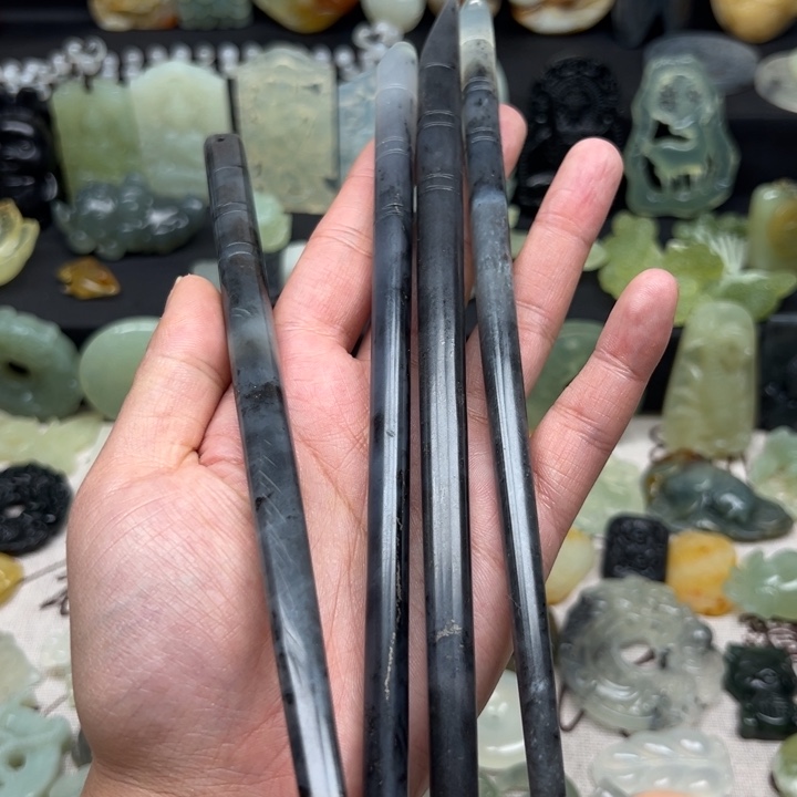 蛇纹石玉颈饰未镶嵌