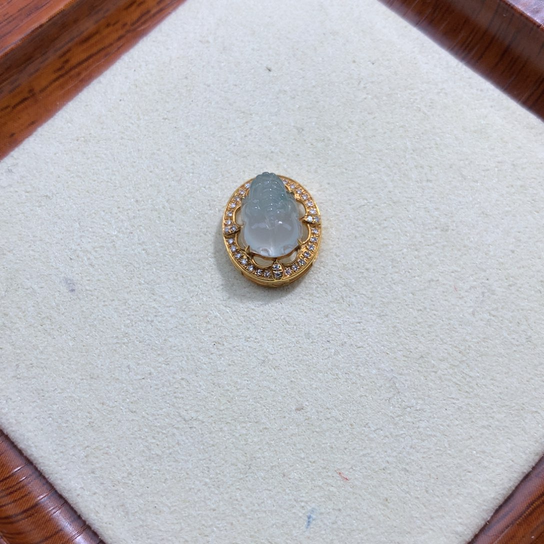 翡翠18K金镶嵌毛衣链貔貅