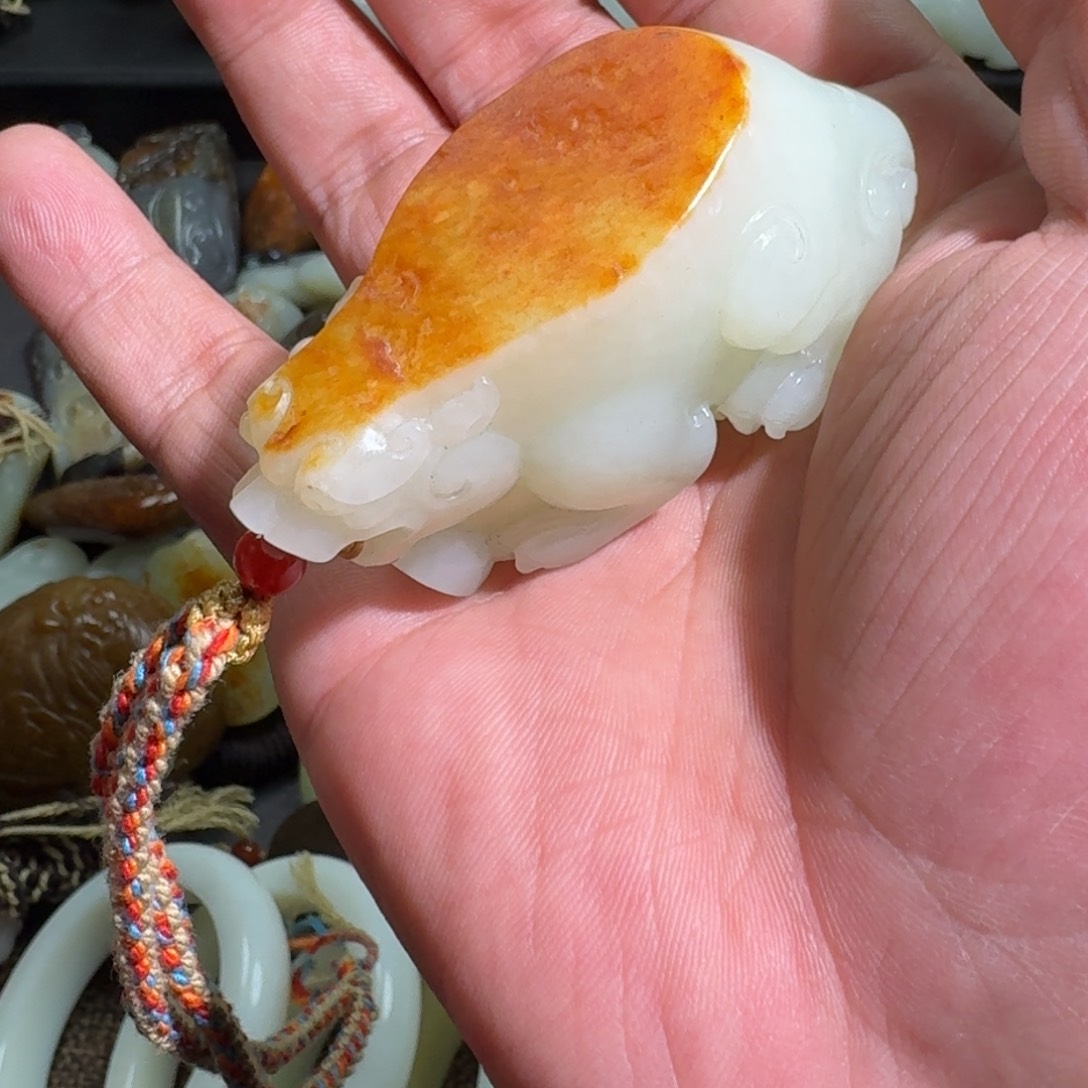 和田玉颈饰未镶嵌河***?