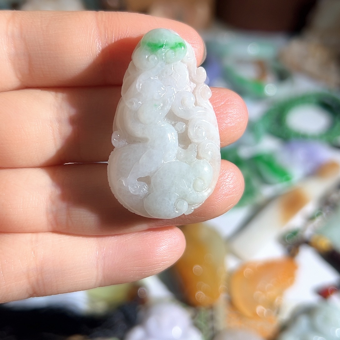 翡翠未镶嵌颈饰翡翠飘绿白底青招米貔貅