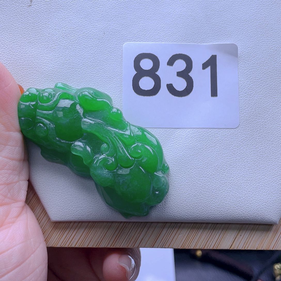 翡翠吊坠(赠链)未镶嵌