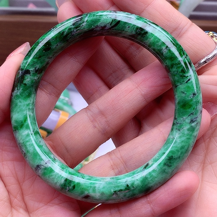 翡翠手镯未镶嵌翡翠