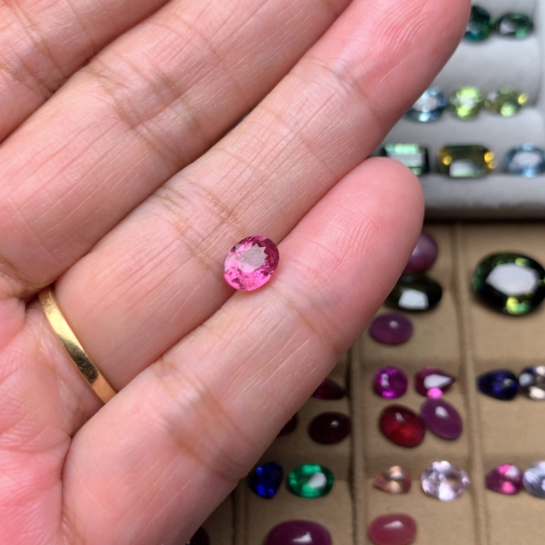 碧玺裸石一粒未镶嵌