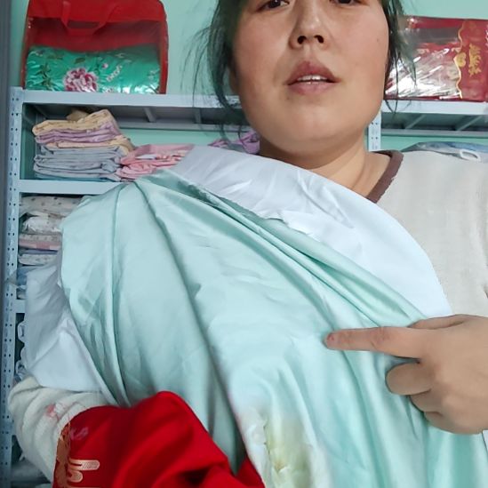 棉高端布的2.5×2.5，红色布头50cm。