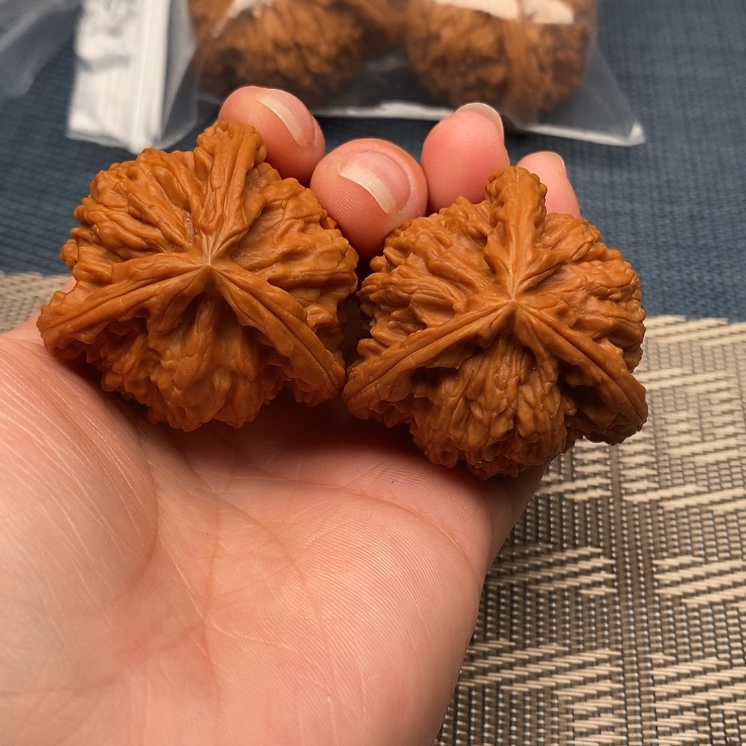 用***界文玩核桃吊坠三棱