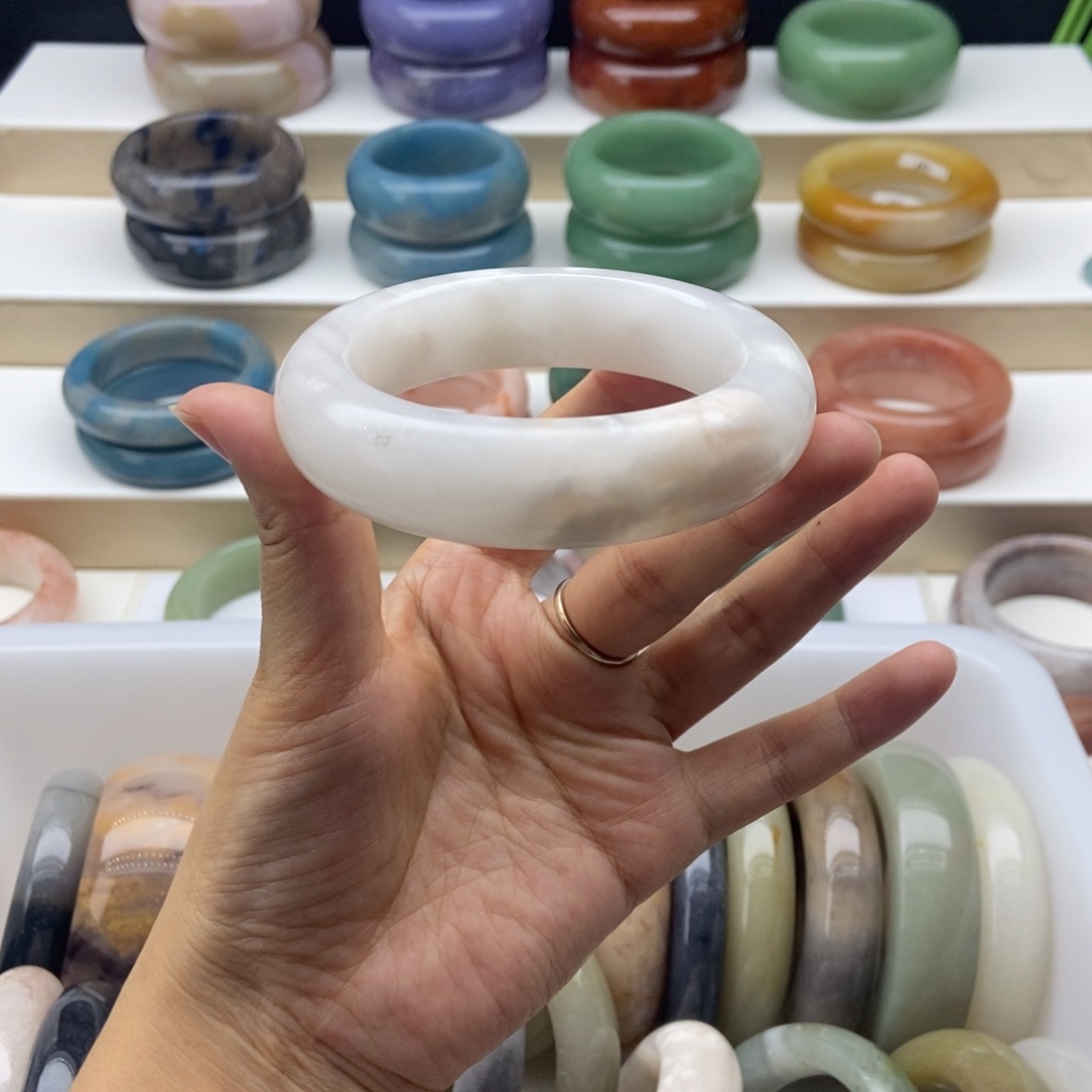 石英岩玉未镶嵌手镯