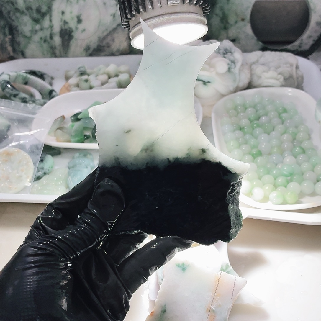 翡翠未镶嵌颈饰边角料