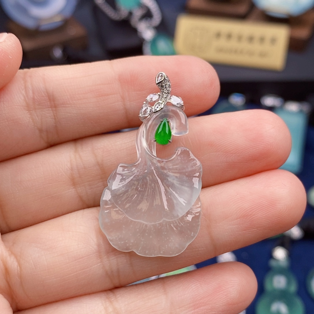 翡翠18K金镶嵌颈饰银杏叶