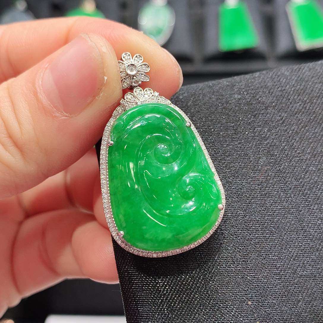 翡翠颈饰18K金镶嵌如意