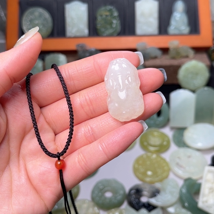 岫玉吊坠(赠链)未镶嵌末****)