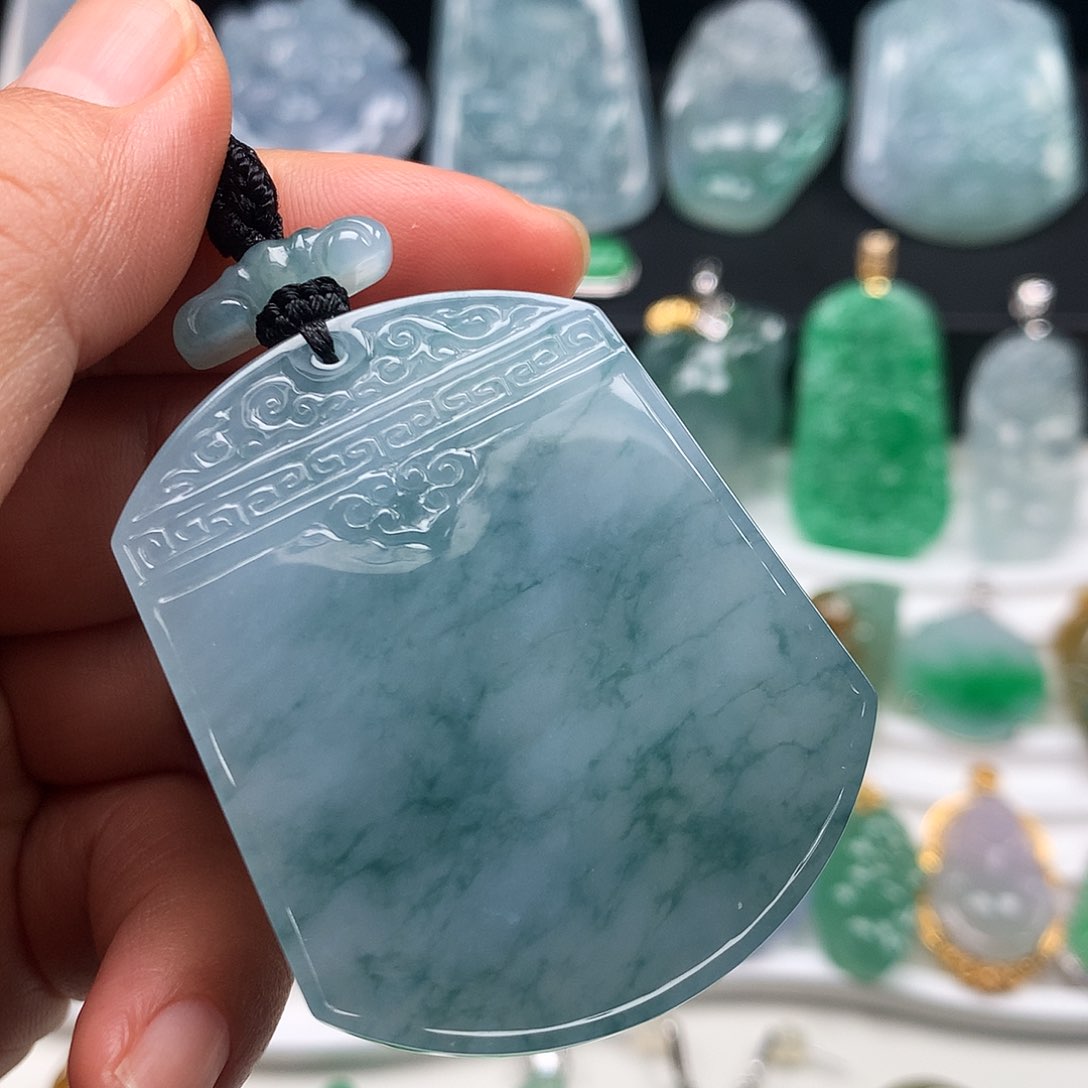 翡翠颈饰未镶嵌无事牌