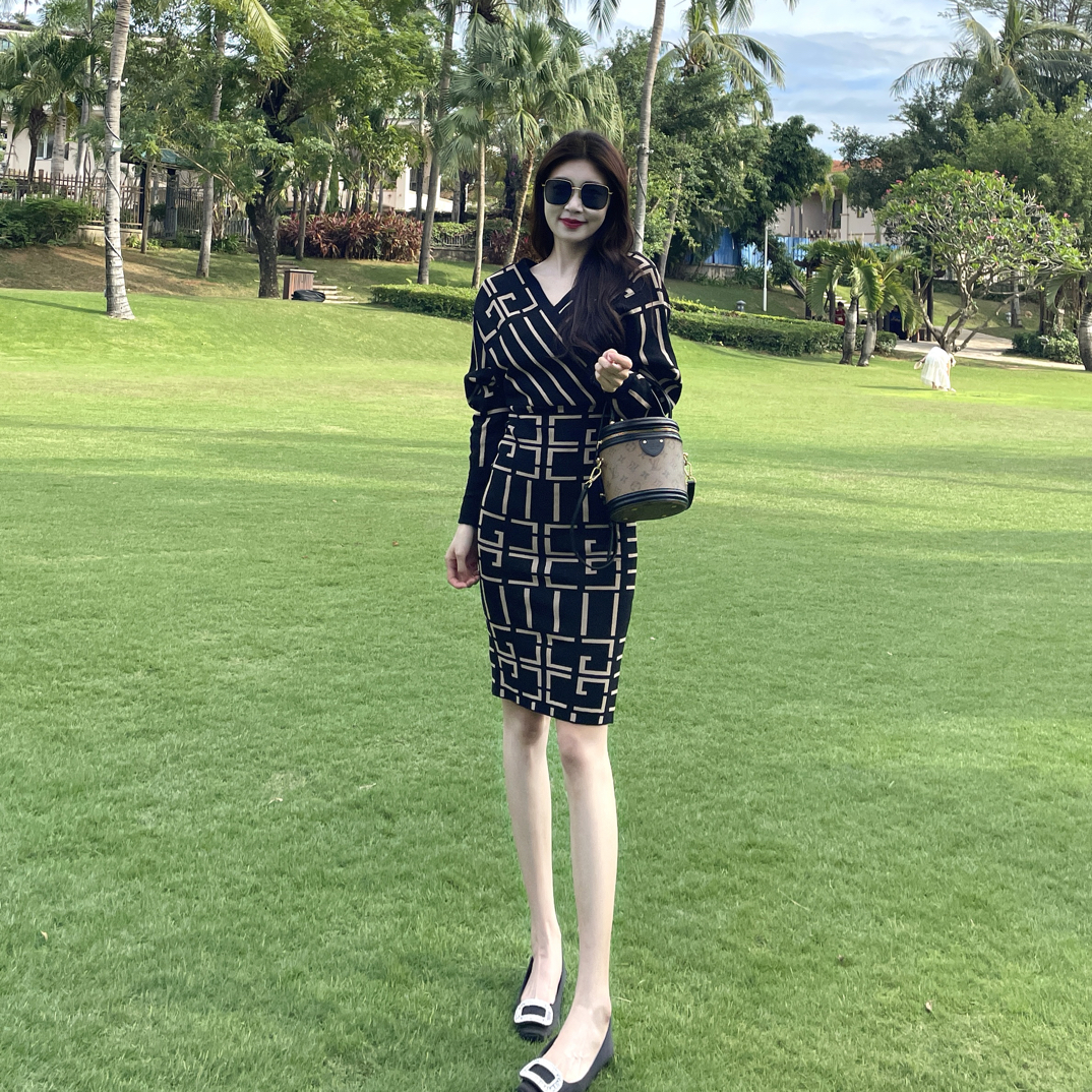 黑色印花小众设计感显瘦v领针织连衣裙厚款秋冬毛衣裙气质中长款