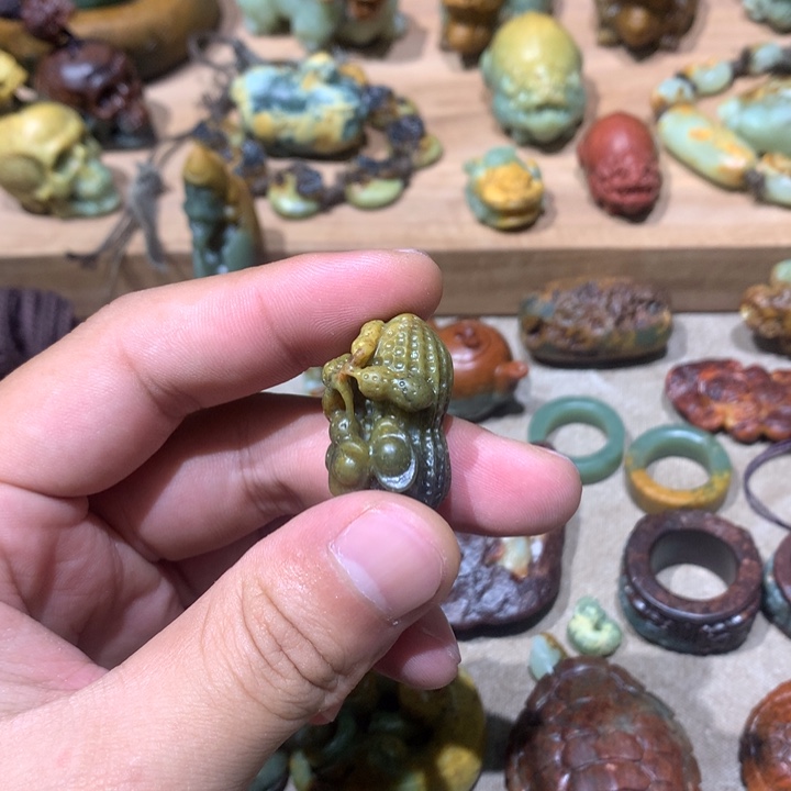 未镶嵌岫岩河磨玉（透闪石质玉）挂件