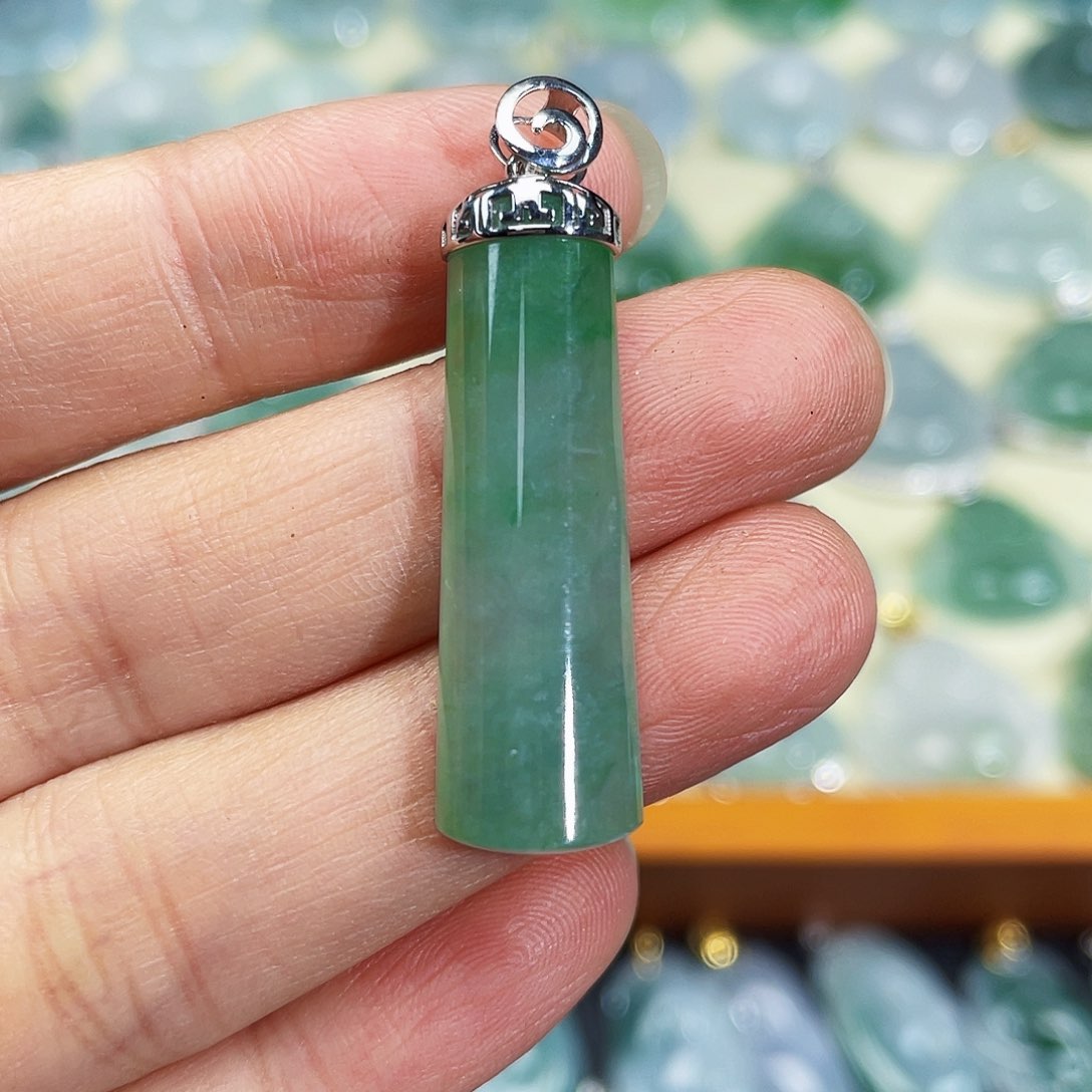 翡翠颈饰18K金镶嵌吊坠