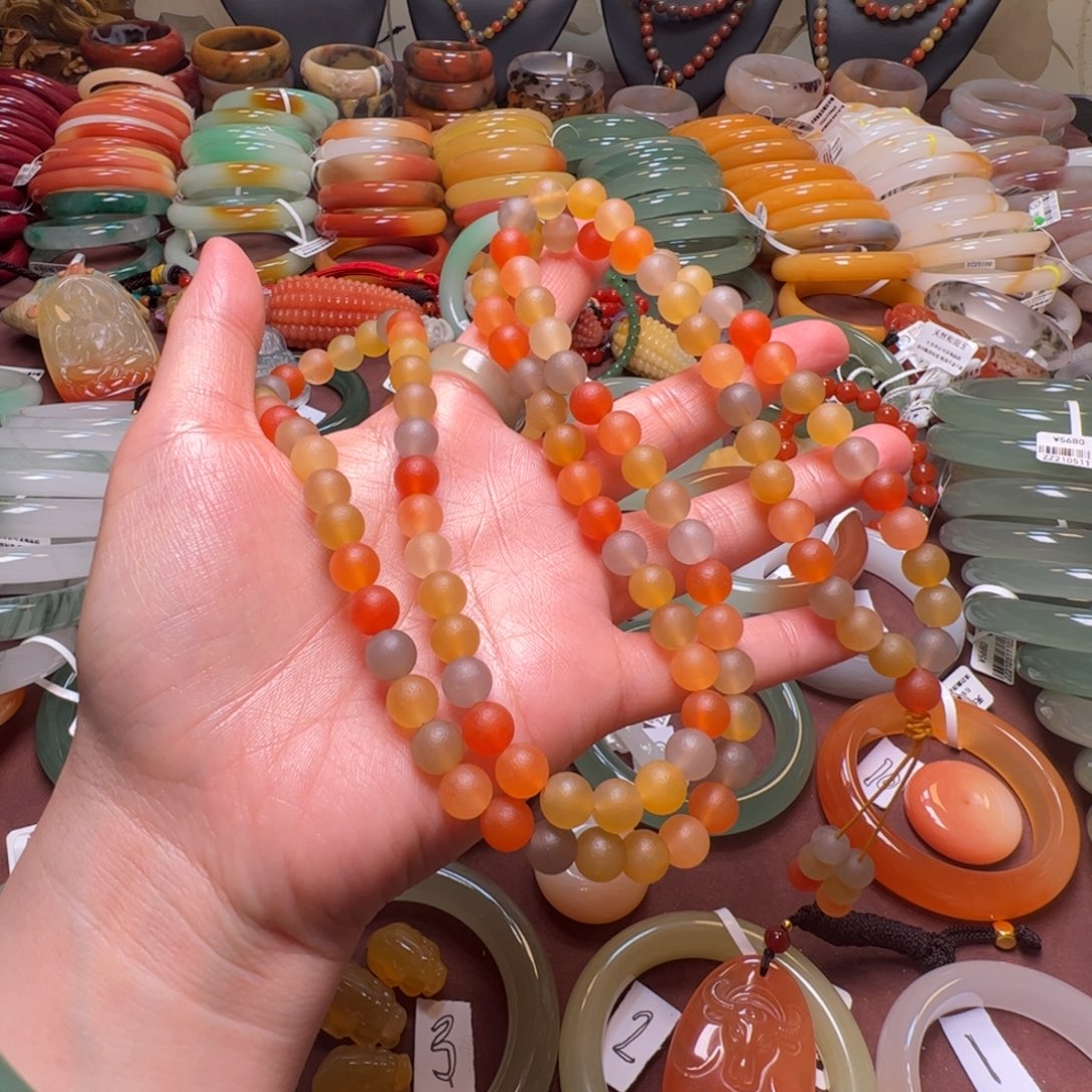 孤***雪石英岩玉未镶嵌手镯