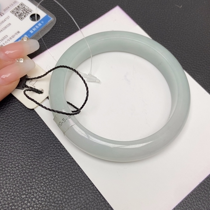 翡翠手镯未镶嵌?**耶54圈口