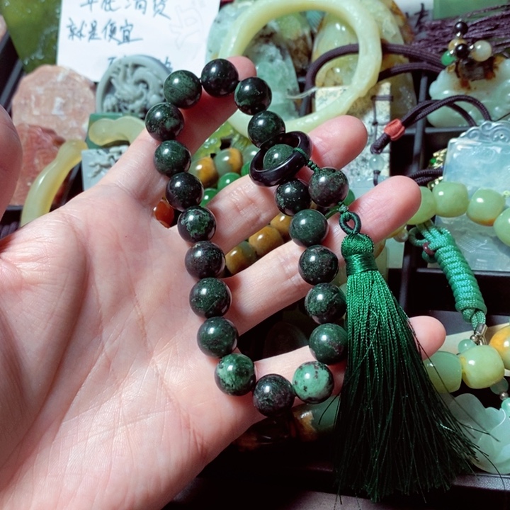 蛇纹石玉颈饰未镶嵌