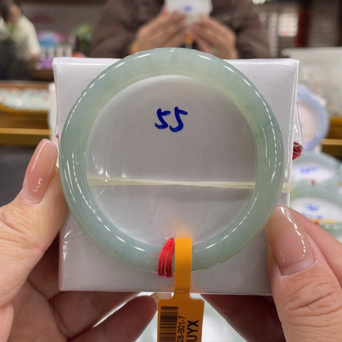 翡翠手镯未镶嵌翡翠