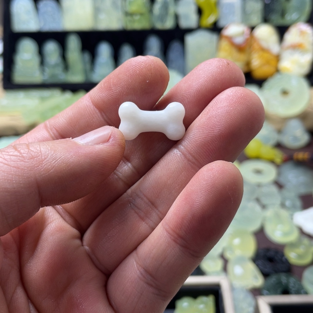 蛇纹石玉颈饰未镶嵌