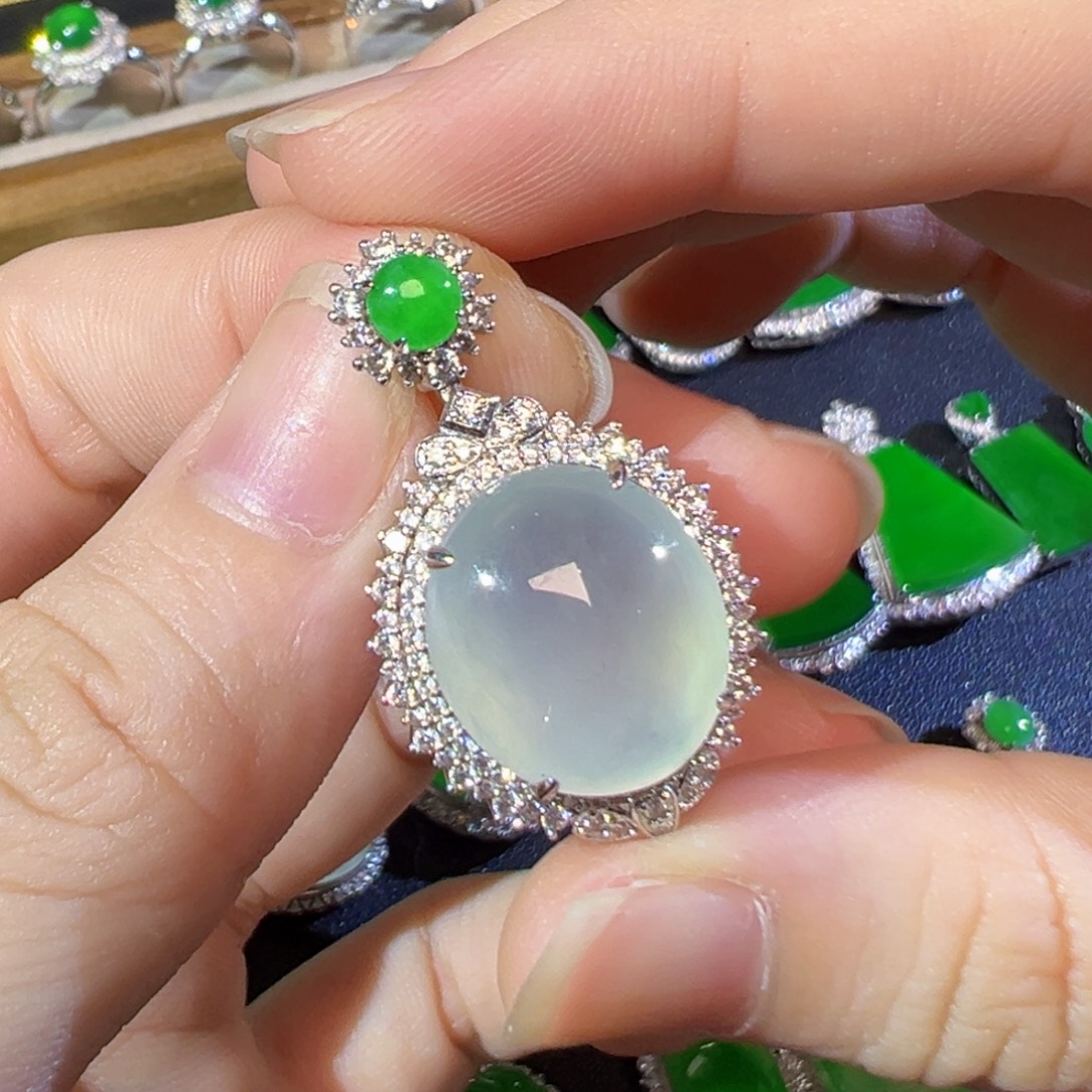 翡翠18K金镶嵌颈饰