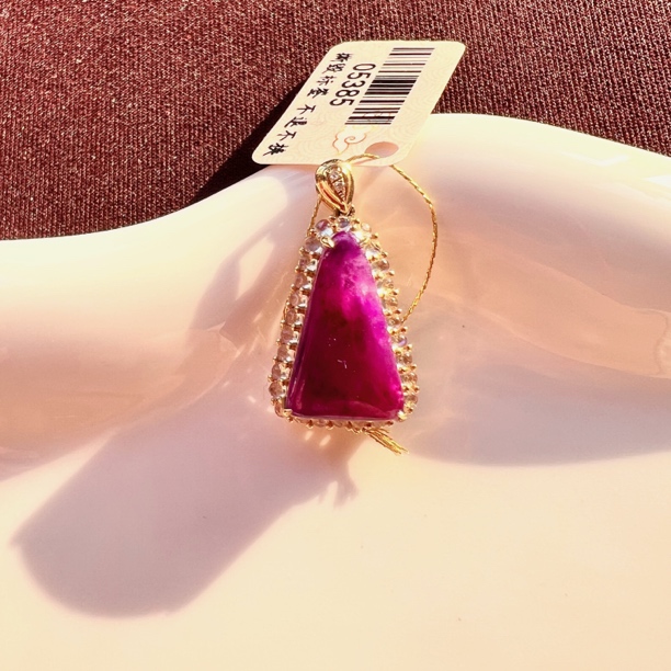 【主播推荐】18k金镶嵌舒俱来果酱料吊坠20mm*12mm*8mm/S05385