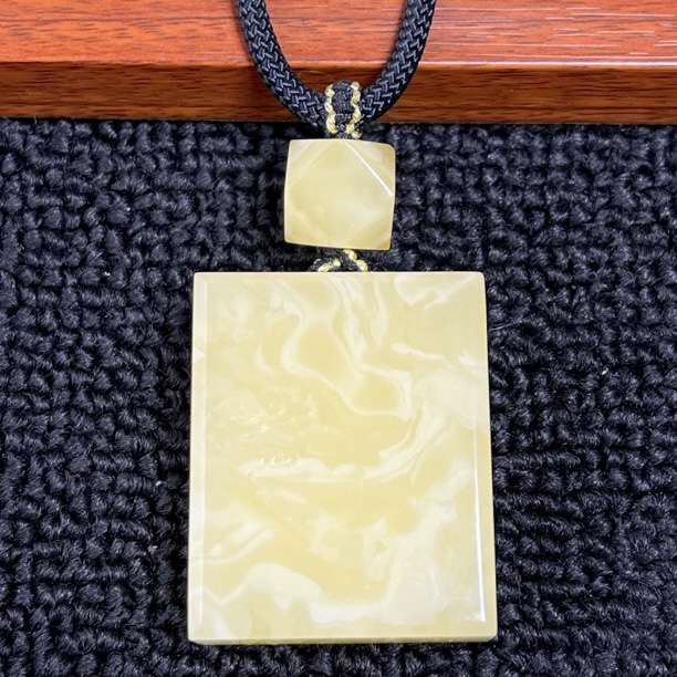 白花满蜡精切子冈牌平安无事牌/25克(含绳)