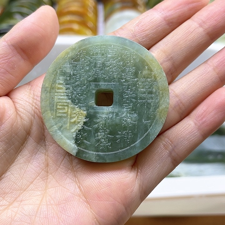 蛇纹石玉吊坠合金