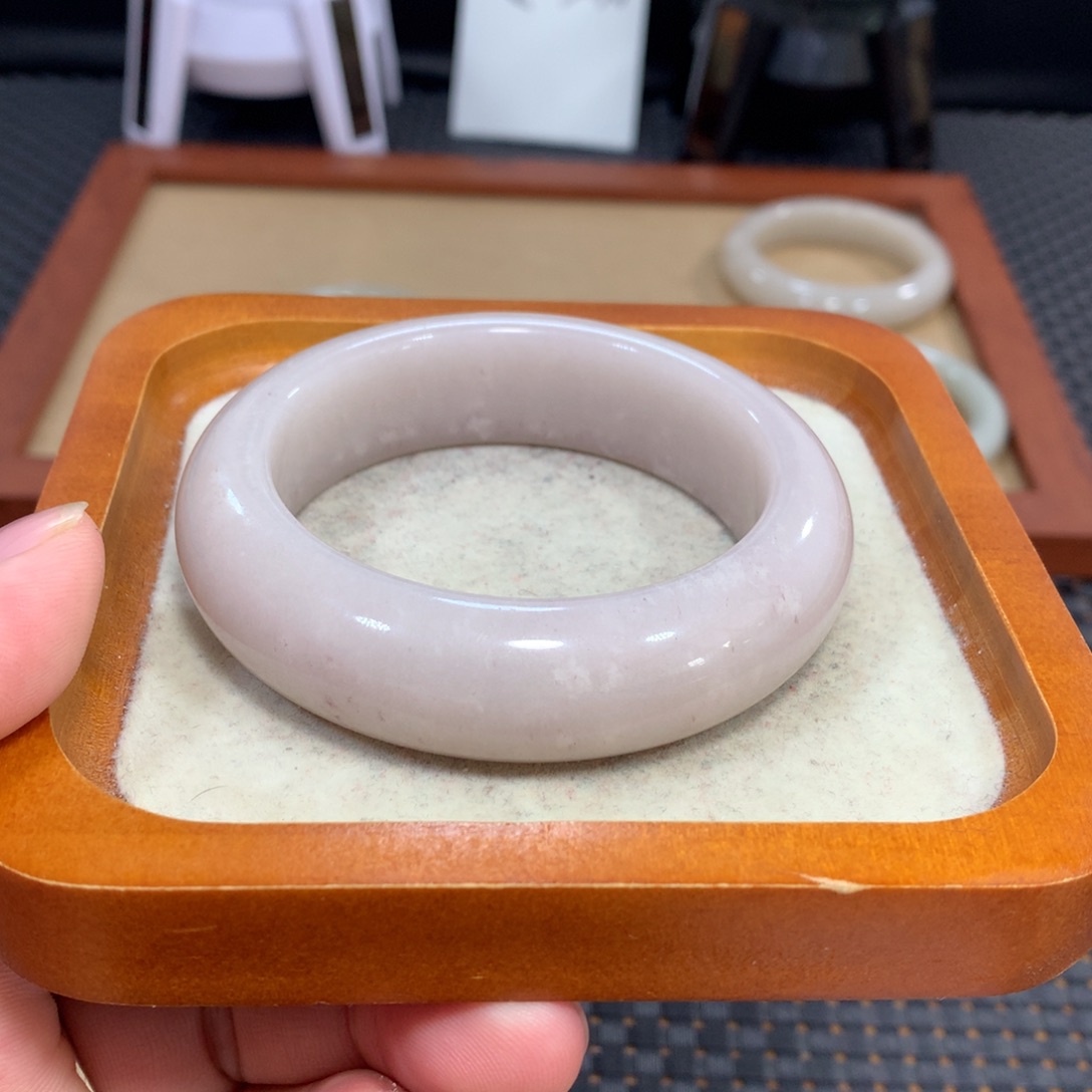 赵****石英质玉（佘太翠）未镶嵌手镯58紫玉