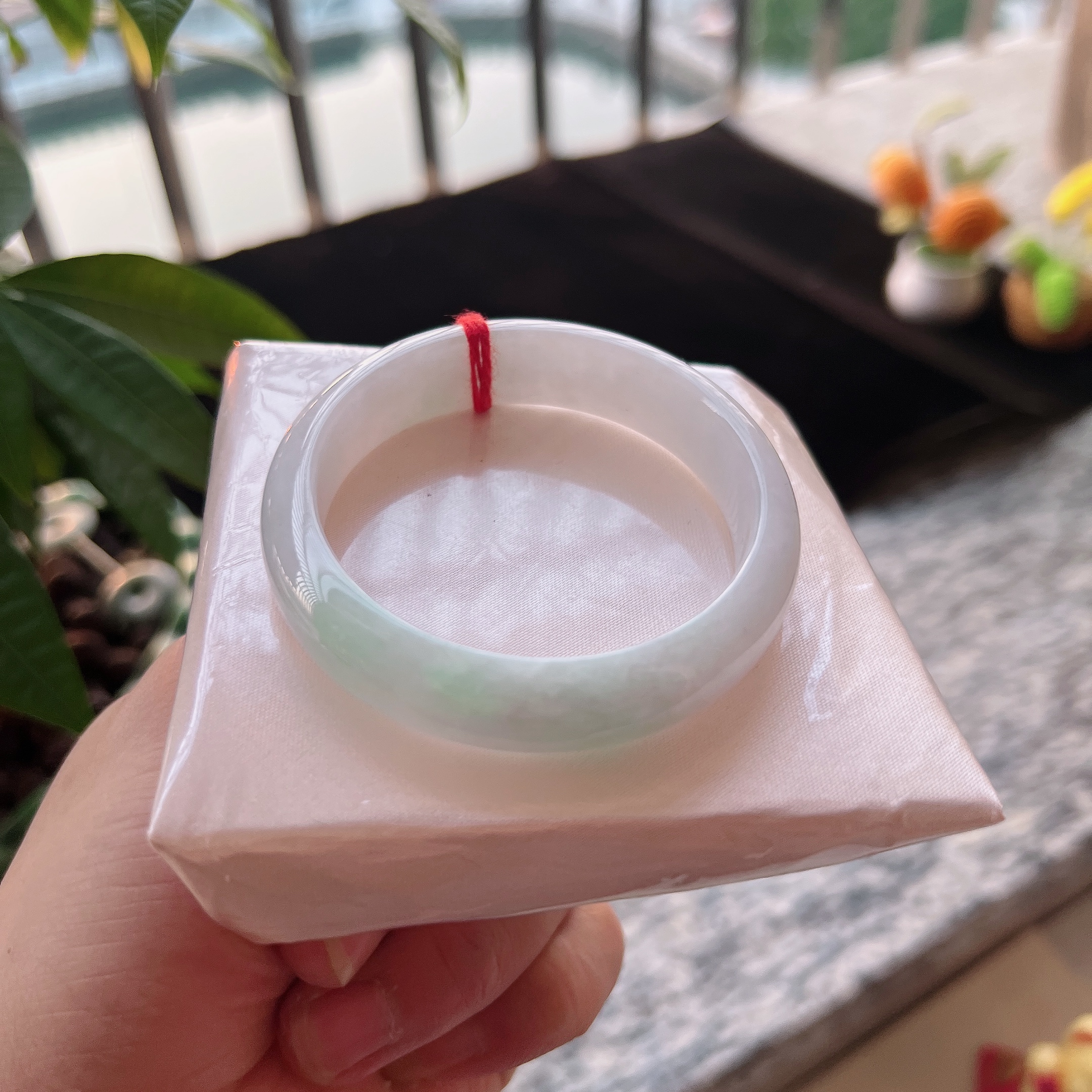 手机实拍0色差缅甸翡翠A货老坑白底青飘阳绿宽边52小圈口手镯时尚