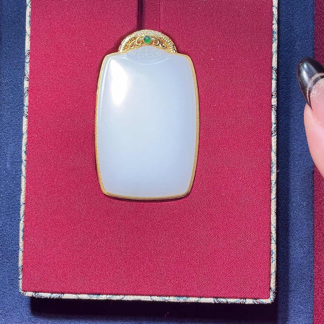 18K金镶嵌和田玉挂件