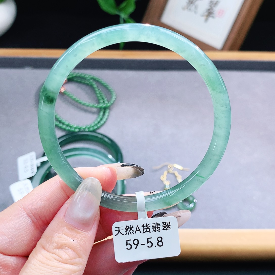 翡翠手镯（圆镯）未镶嵌