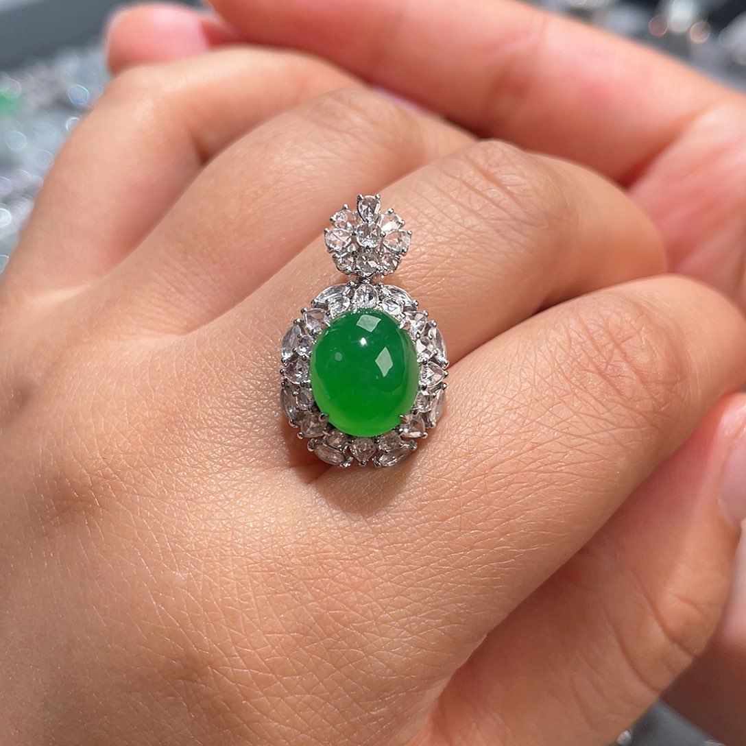 翡翠颈饰18K金镶嵌翡翠蛋面戒坠两用