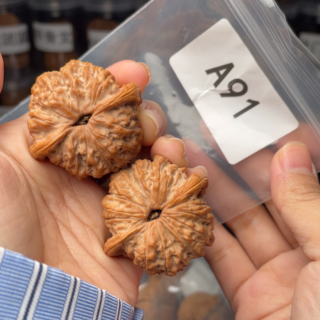 文玩核桃把件41血麒麟