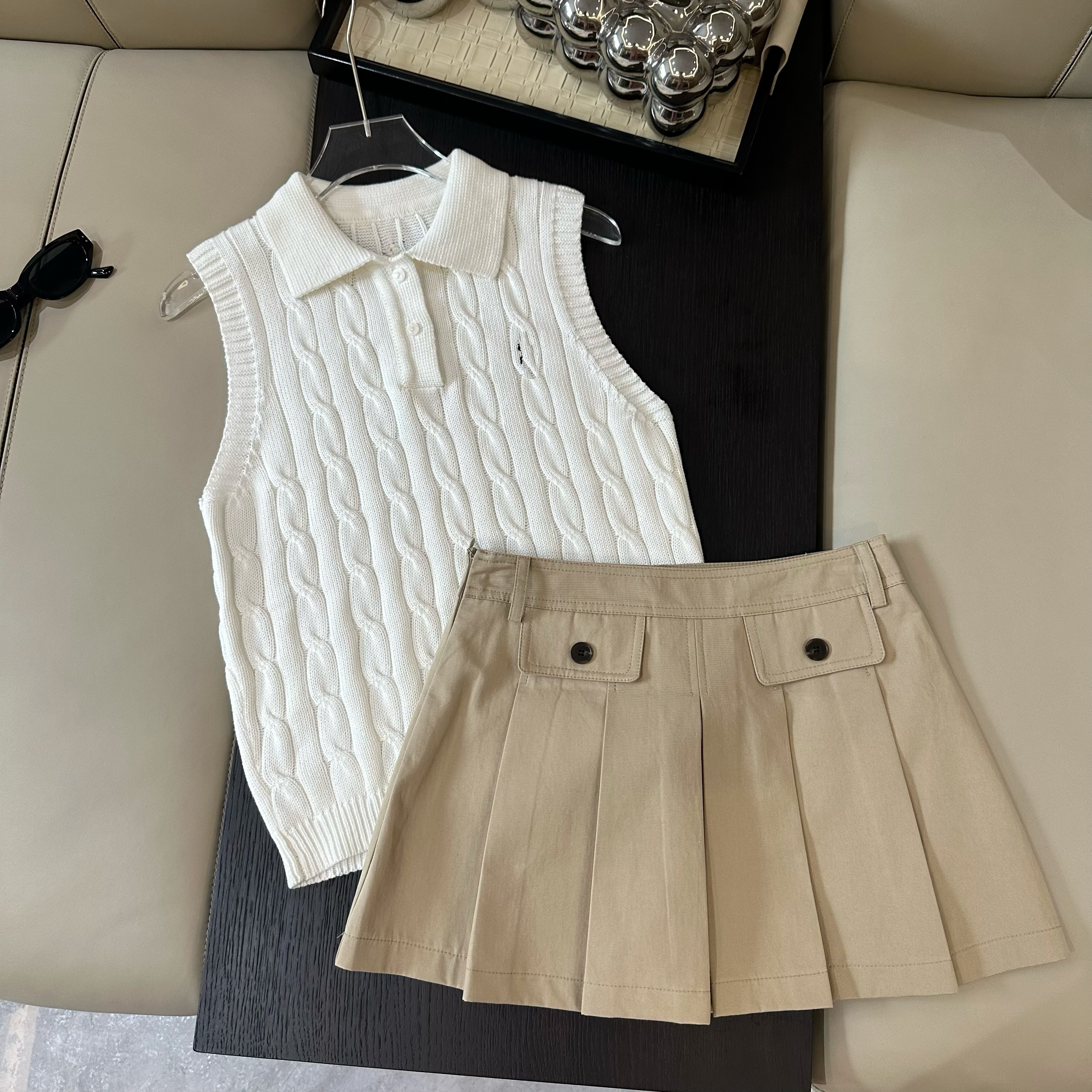 少女感！polo领刺绣麻花针织马甲背心无袖上衣+百褶半身裙两件套
