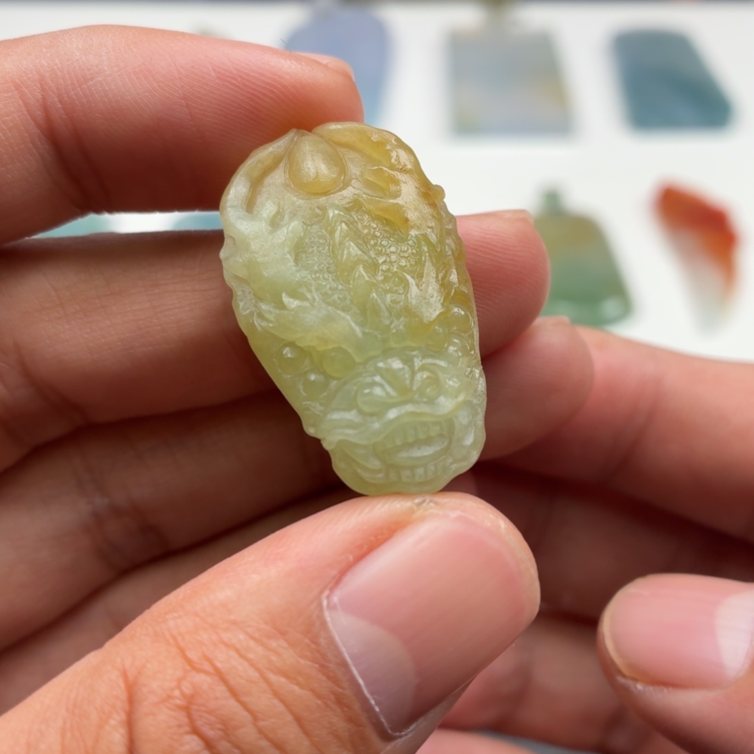 定制翡翠未镶嵌龙头