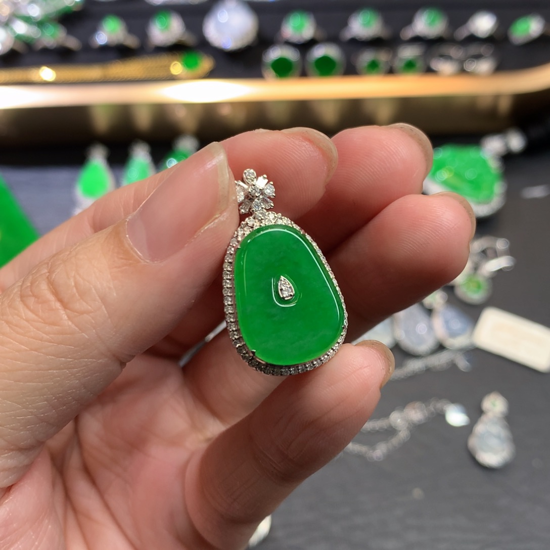 翡翠吊坠(不含链)18K金镶嵌