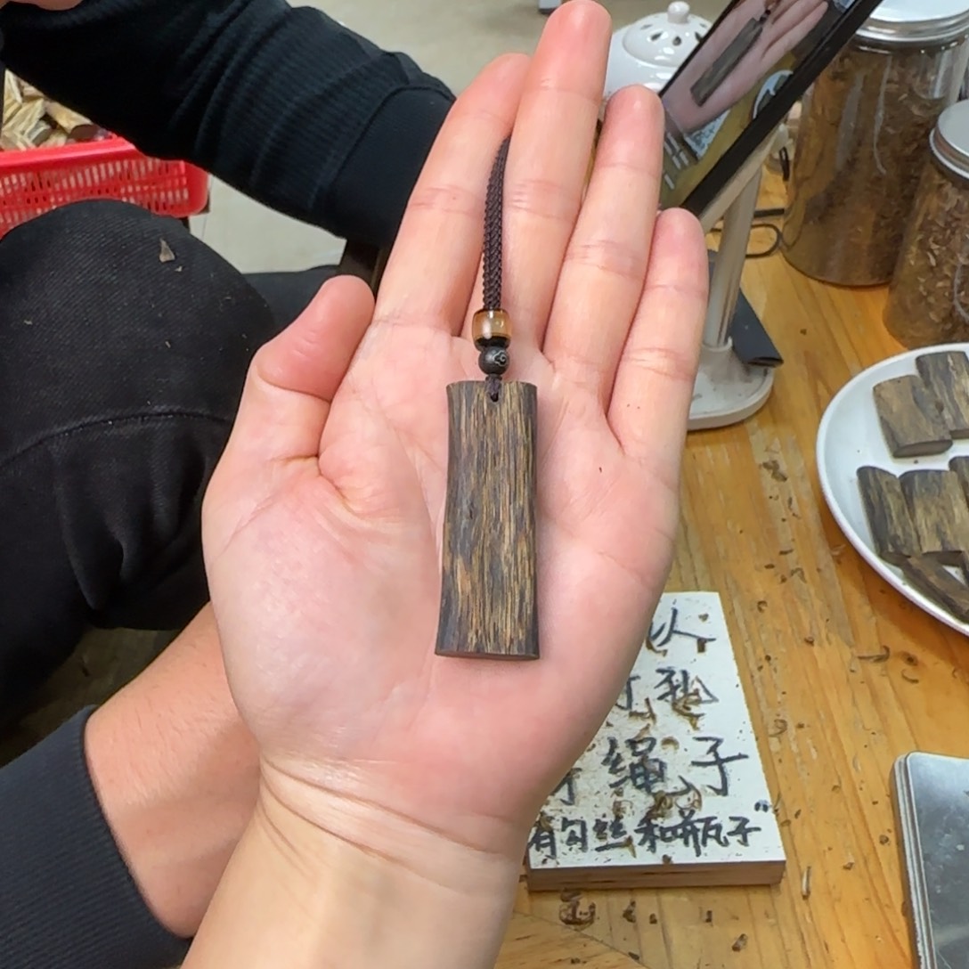 沉香吊坠蒲*英素牌绿奇6.8克