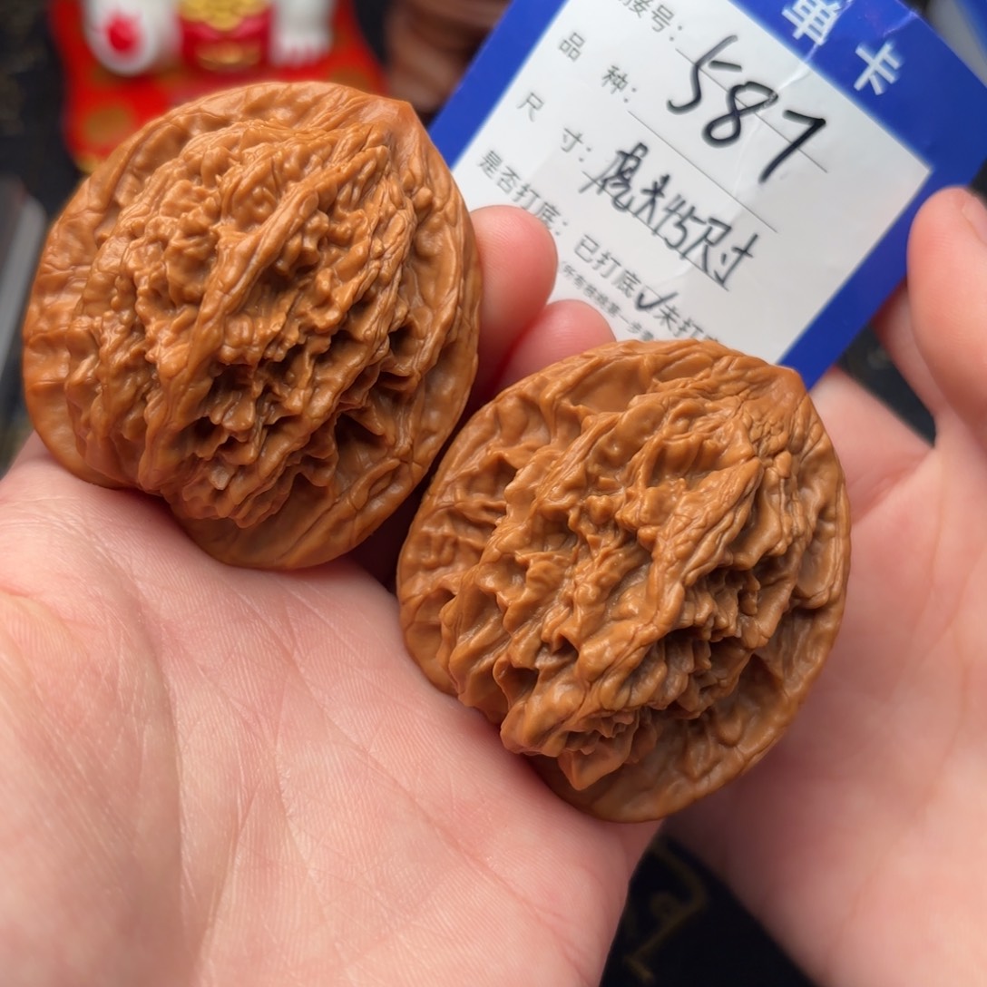 文玩核桃吊坠虎头